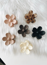 Load image into Gallery viewer, FLOWER HAIR CLIP