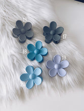 Load image into Gallery viewer, FLOWER HAIR CLIP
