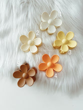 Load image into Gallery viewer, FLOWER HAIR CLIP