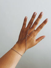 Carregar imagem no visualizador da galeria, ALTHEA X HAND CHAIN