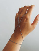 Carregar imagem no visualizador da galeria, ALTHEA X HAND CHAIN