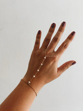Load image into Gallery viewer, PEARL HAND CHAIN