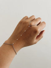 Load image into Gallery viewer, DAINTY PEARLS HAND CHAIN