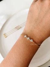 Carregar imagem no visualizador da galeria, DELICATE FLOWER BRACELET
