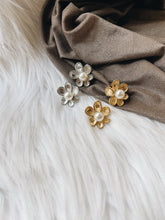 Load image into Gallery viewer, FLOWER WITH PEARL EARRINGS