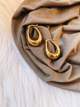 Load image into Gallery viewer, ANTHURIUM EARRINGS