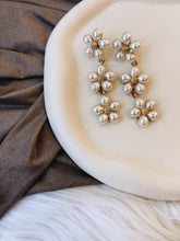 Load image into Gallery viewer, FLOWER PEARLS EARRINGS