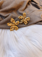 Load image into Gallery viewer, FLOWER EARRINGS