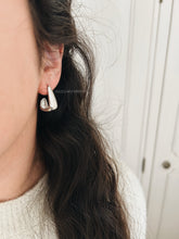 Load image into Gallery viewer, ORCHID EARRINGS