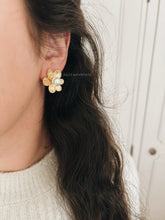 Load image into Gallery viewer, FLOWER WITH PEARL EARRINGS