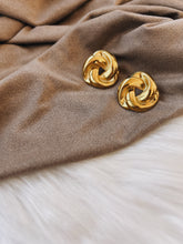 Load image into Gallery viewer, PLUMERIA EARRINGS