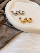 Load image into Gallery viewer, ORCHID EARRINGS