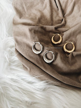 Carregar imagem no visualizador da galeria, ACHILLIA HOOP EARRINGS