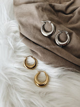 Carregar imagem no visualizador da galeria, ACHILLIA HOOP EARRINGS