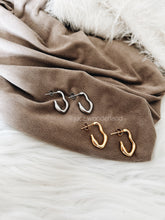 Carregar imagem no visualizador da galeria, LONICERA HOOP EARRINGS