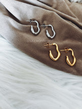 Carregar imagem no visualizador da galeria, LONICERA HOOP EARRINGS