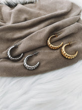 Load image into Gallery viewer, COCCINEA HOOP EARRINGS