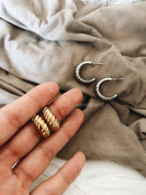 Load image into Gallery viewer, COCCINEA HOOP EARRINGS