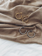 Carregar imagem no visualizador da galeria, TWISTED HOOP EARRINGS