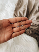 Carregar imagem no visualizador da galeria, AIRPLANE STUDS