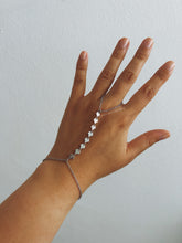 Load image into Gallery viewer, LITTLE SHELLS HAND CHAIN