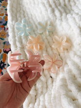 Carregar imagem no visualizador da galeria, PLUMERIA PASTEL HAIR CLIP