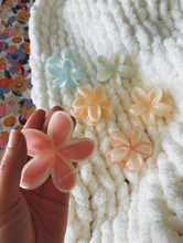 Carregar imagem no visualizador da galeria, PLUMERIA PASTEL HAIR CLIP