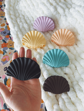 Load image into Gallery viewer, SHELL HAIR CLIP