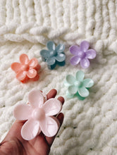 Load image into Gallery viewer, PASTEL FLOWER HAIR CLIP