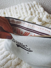 Carregar imagem no visualizador da galeria, POUCH - A LITTLE DRAMATIC