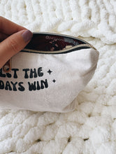 Carregar imagem no visualizador da galeria, POUCH - DON'T LET THE HARD DAYS WIN
