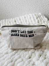 Carregar imagem no visualizador da galeria, POUCH - DON'T LET THE HARD DAYS WIN