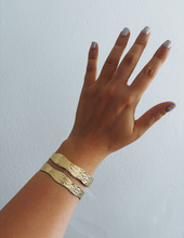 Carregar imagem no visualizador da galeria, STATMENT CUFF BRACELET