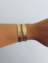 Carregar imagem no visualizador da galeria, STATMENT CUFF BRACELET