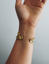 Load image into Gallery viewer, MINIMALIST BOLD STRENGHT BRACELET