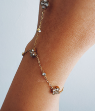 Load image into Gallery viewer, DELICATE CLOVER SPARKLE HAND CHAIN