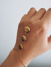 Load image into Gallery viewer, BOLD SHELLS HAND CHAIN