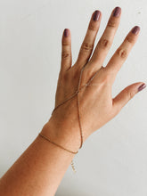 Carregar imagem no visualizador da galeria, ALTHEA X HAND CHAIN
