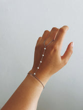 Load image into Gallery viewer, PEARL HAND CHAIN
