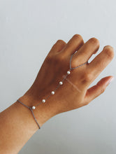 Load image into Gallery viewer, PEARL HAND CHAIN
