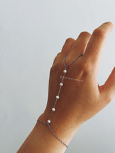 Load image into Gallery viewer, PEARL HAND CHAIN
