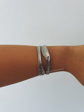 Load image into Gallery viewer, MINIMALIST BOLD STRENGHT BRACELET
