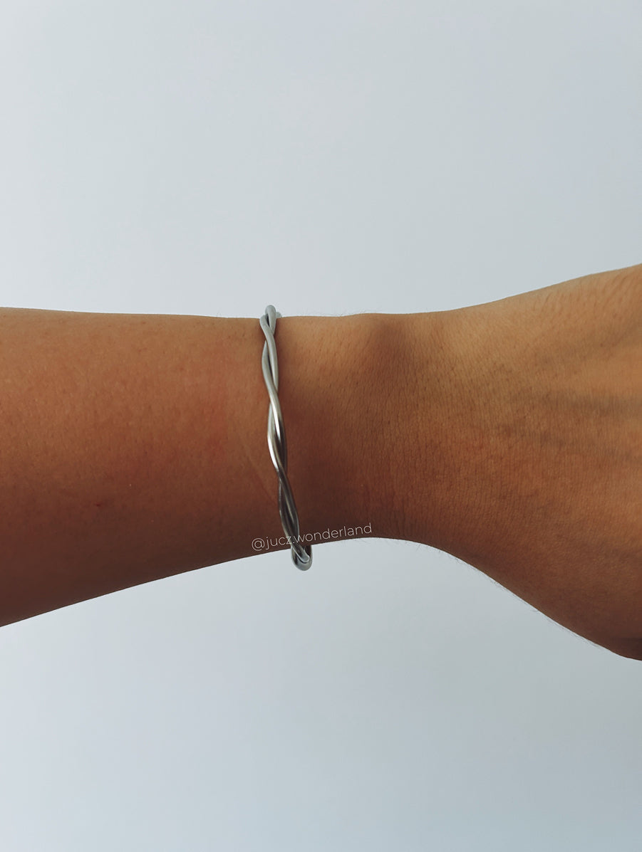 MINIMALIST TWIST BRACELET