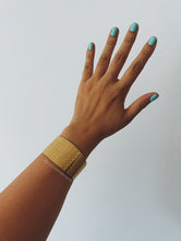 Load image into Gallery viewer, FLOWER POWER GOLDEN BRACELET
