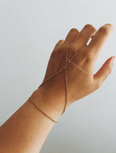 Load image into Gallery viewer, DAPHNE X HAND CHAIN
