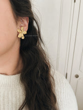 Load image into Gallery viewer, FLOWER EARRINGS
