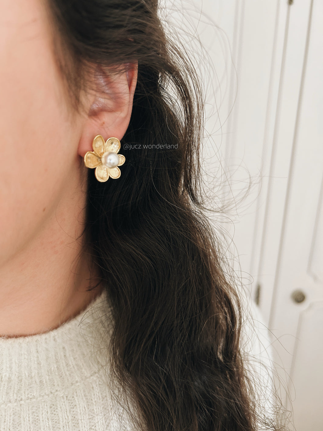 FLOWER WITH PEARL EARRINGS