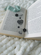 Carregar imagem no visualizador da galeria, BOOKMARK - BOOK LOVER HEART
