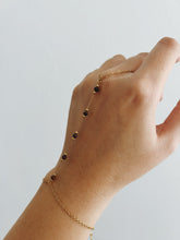 Carregar imagem no visualizador da galeria, STONE HAND CHAIN
