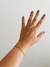 Carregar imagem no visualizador da galeria, STONE HAND CHAIN
